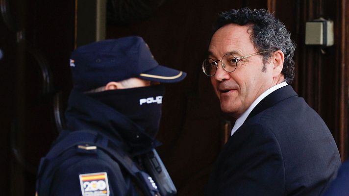 Telediario 1 - Los agentes de la UCO justifican el volcado "total" de los dispositivos del fiscal y reconocen su "colaboración activa"