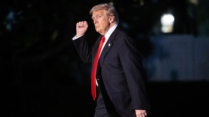 Telediario 2 - Trump conocía la conducta de Epstein y pasó "varias horas" en su casa con una de las víctimas