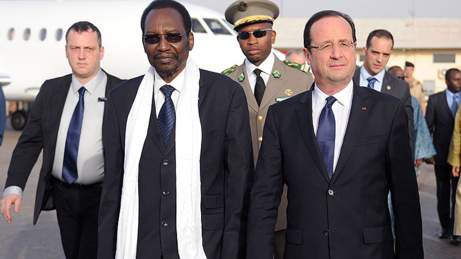 Hollande llega a Mali en su primera visita tras intervención militar francesa - Informativo 24h | Ver
