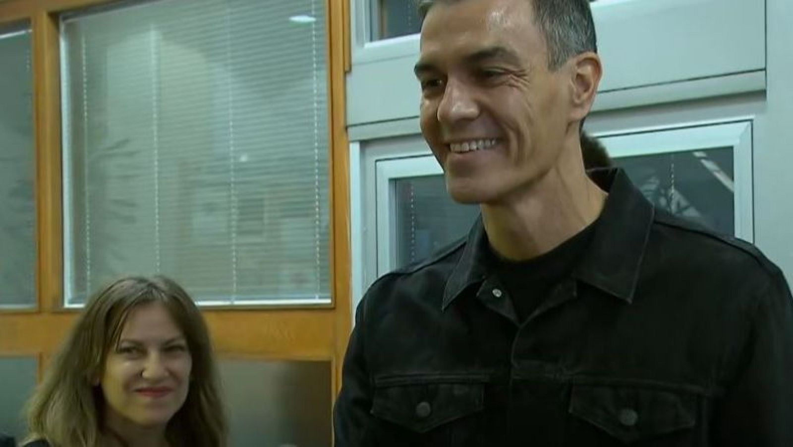 La visita de Pedro Sánchez a la Casa de la Radio para conocer Radio 3 - Directo al grano | Ver