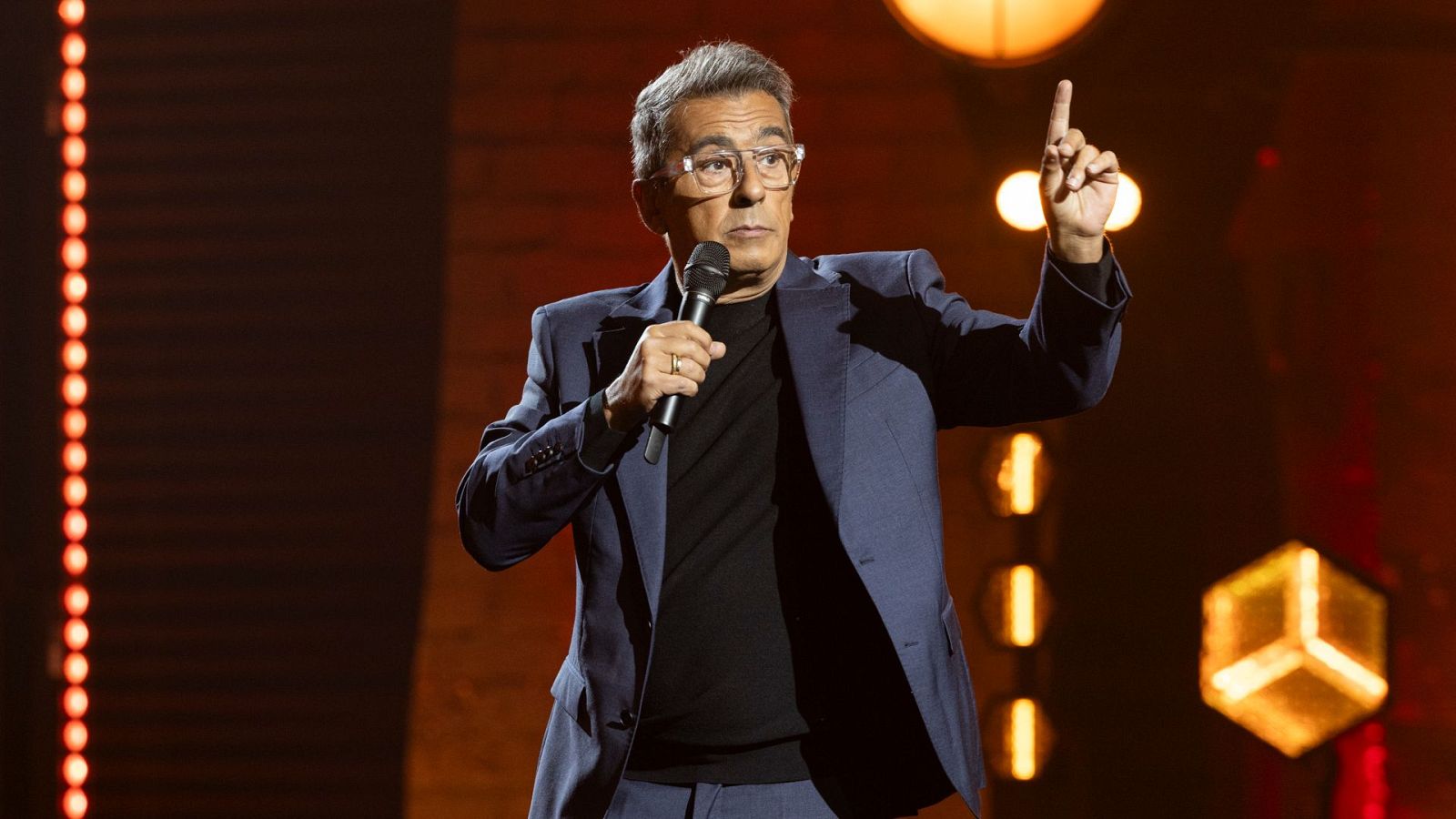 Javier Arenas del Partido Popular pillado vapeando en el senado - Futuro imperfecto | Ver