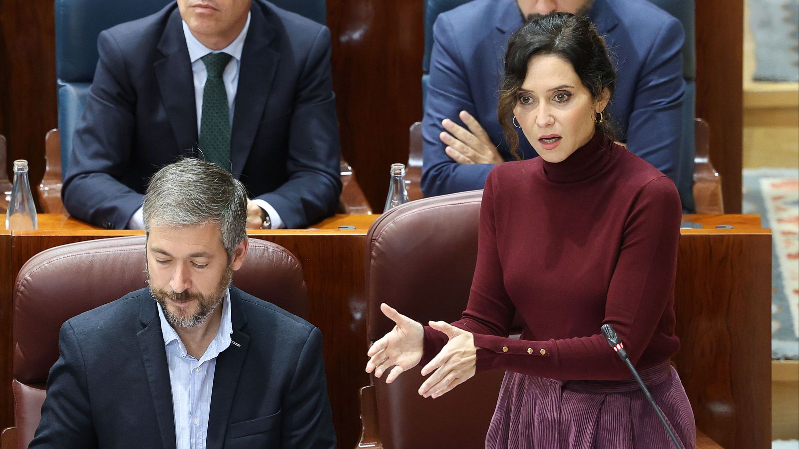 Ayuso y Vox se enfrentan por la inmigración