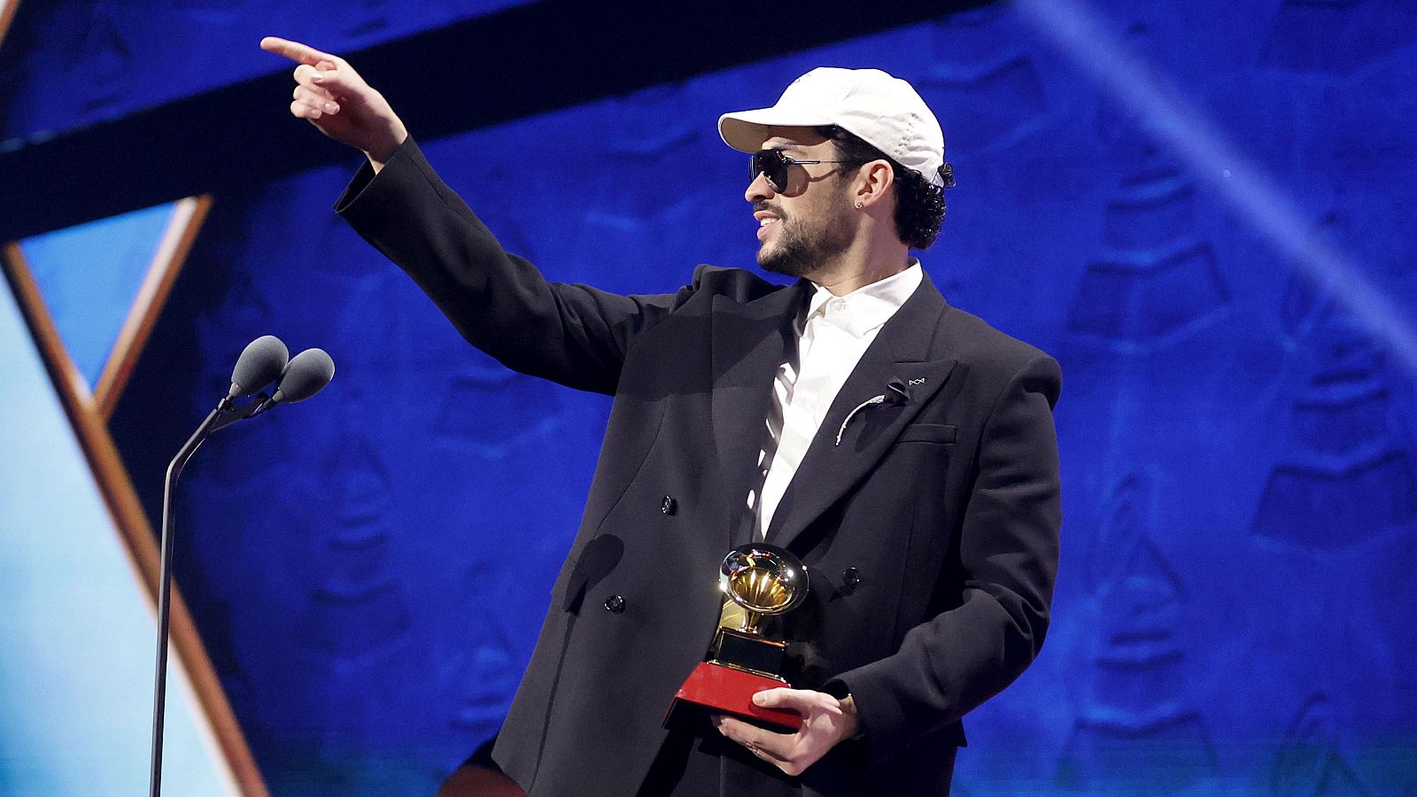 Bad Bunny y los argentinos Ca7riel y Paco Amoroso, triunfadores en los Latin Grammy | Ver