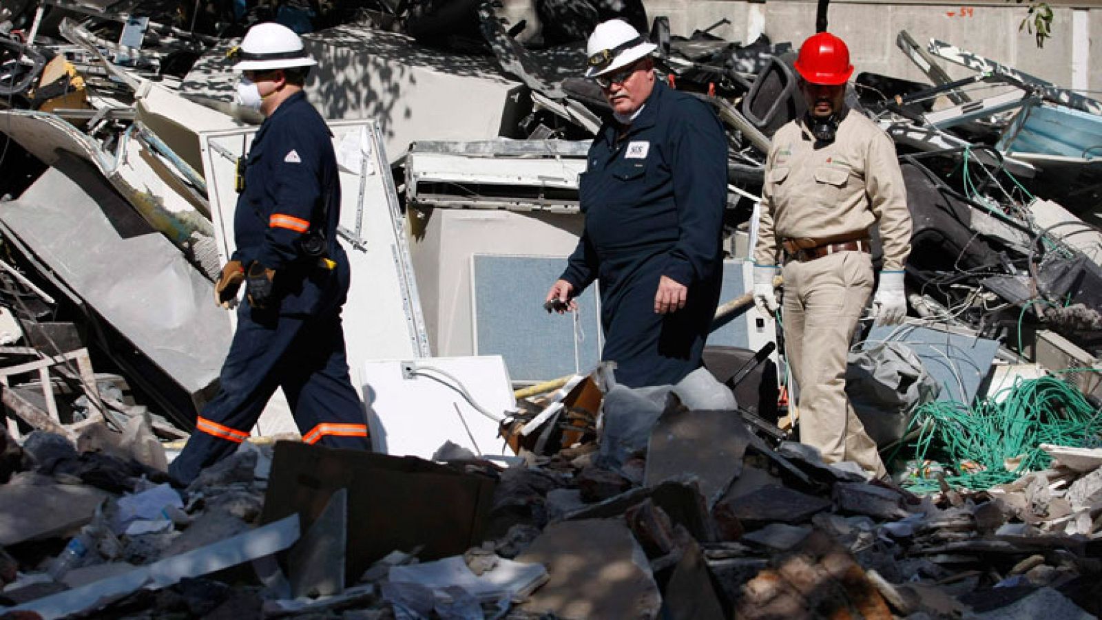 Buscan a cuatro desaparecidos en la explosión en Pemex - Informativo 24h | Ver