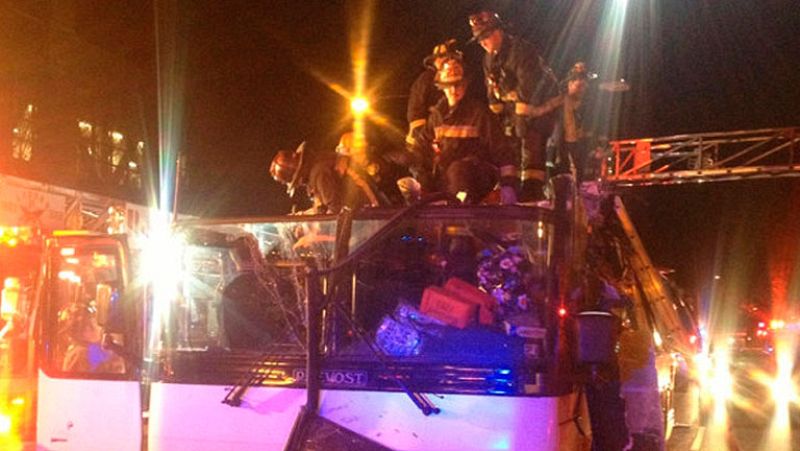 32 heridos en un accidente de autobús lleno de universitarios en Bostón - Informativo 24h | Ver