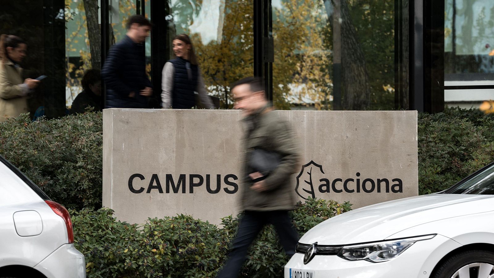 El Gobierno muestra "absoluto respeto" por los registros en las sedes Acciona