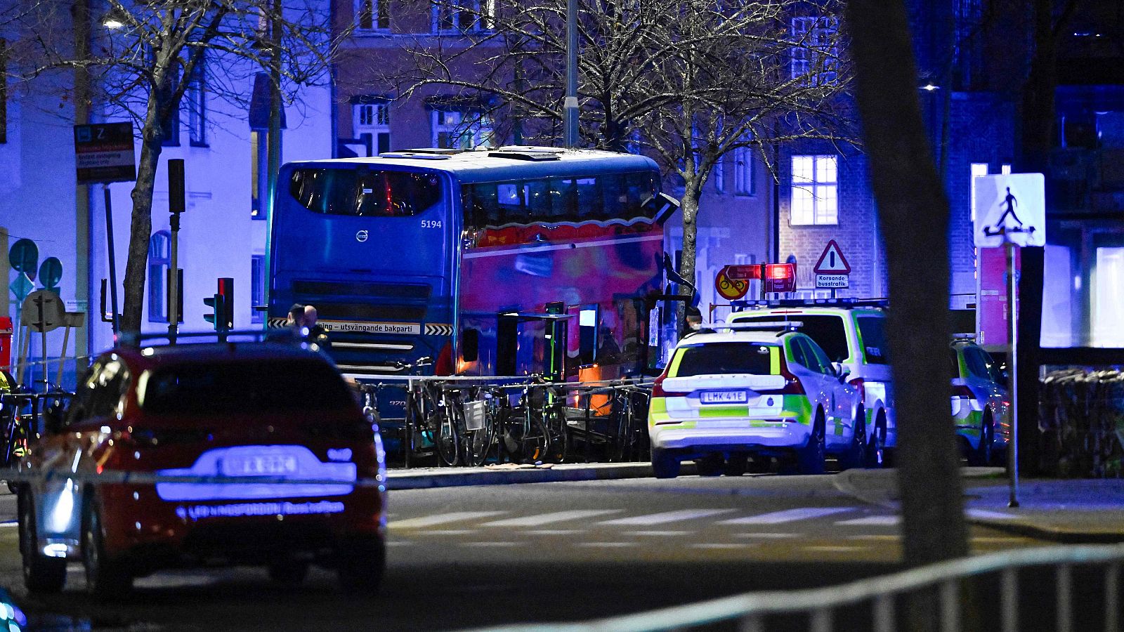 Varias personas mueren al estrellarse un autobús en una marquesina en Estocolmo, Suecia | Ver
