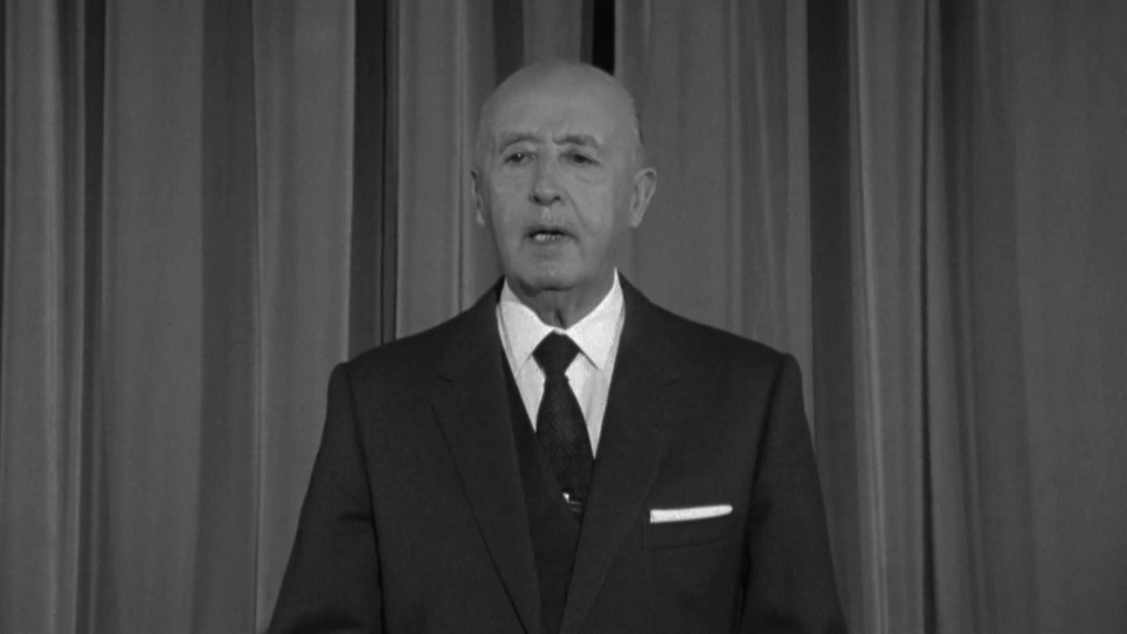 Franco pierde la voz al anunciar el indulto a los condenados a muerte en el proceso de Burgos en el discurso de Navidad de 1970 - Fue noticia en el Archivo de RTVE | Ver