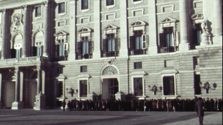 Fue noticia en el Archivo de RTVE - Gente en la cola para visitar la capilla ardiente de Francisco Franco en el exterior del Palacio de Oriente de Madrid