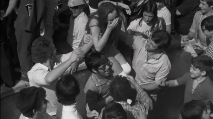 Fue noticia en el Archivo de RTVE - Ambiente previo de ocio en la manifestación de adhesión a Franco de 1971 en la Plaza de Oriente