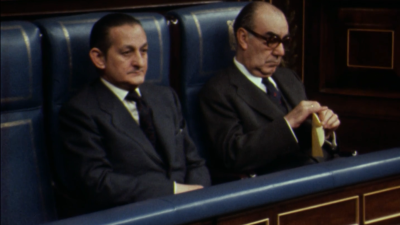 Carrero Blanco hace pajaritas de papel en 1973 en su último pleno de las Cortes