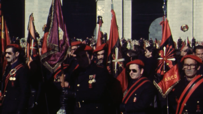 Fue noticia en el Archivo de RTVE - Falangistas y excombatientes esperan la llegada del féretro de Franco en el Valle de los Caídos