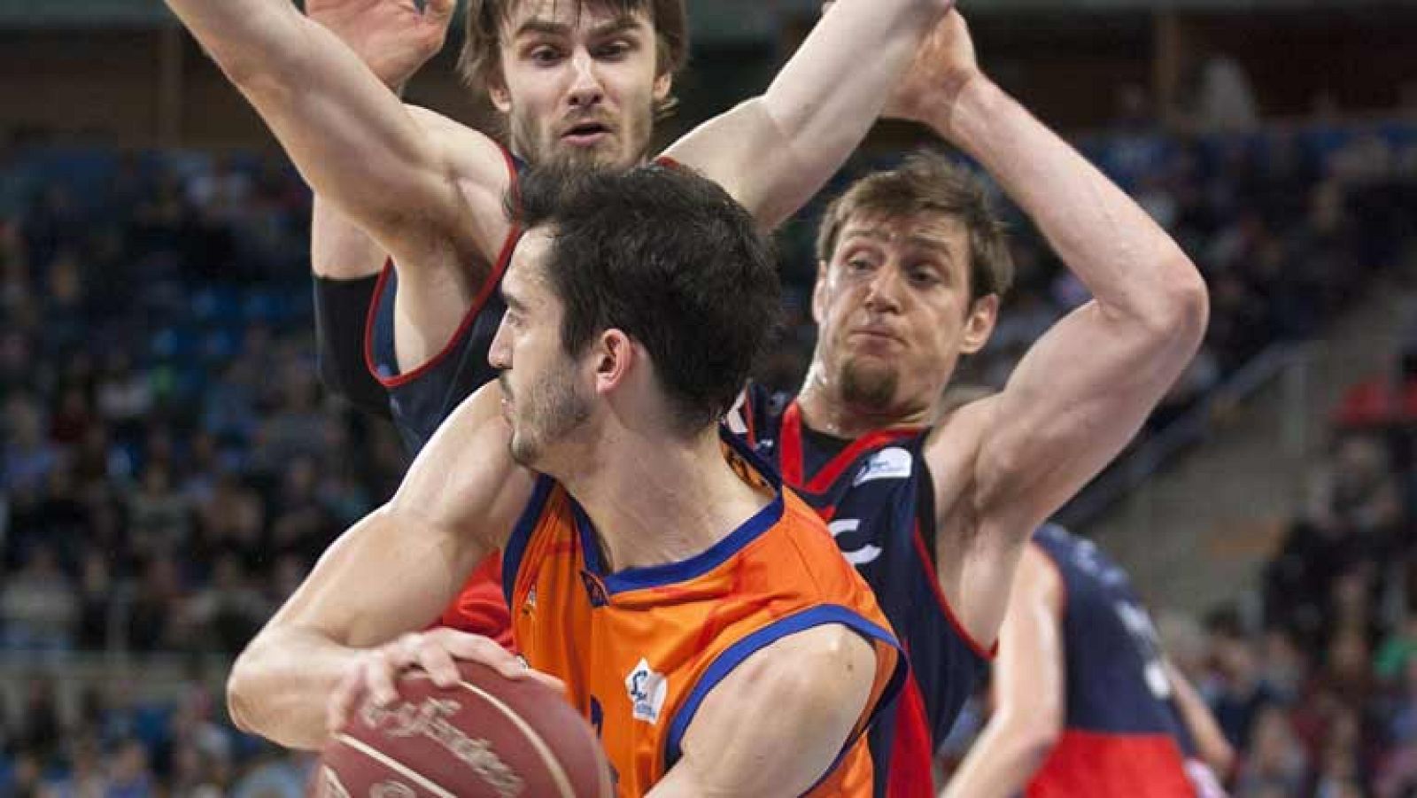 El Caja Laboral amplía su racha victoriosa, al superar al Valencia Basket por un ajustado 79-75. Andrés Nocioni, con 20 puntos, fue el máximo anotador del choque.