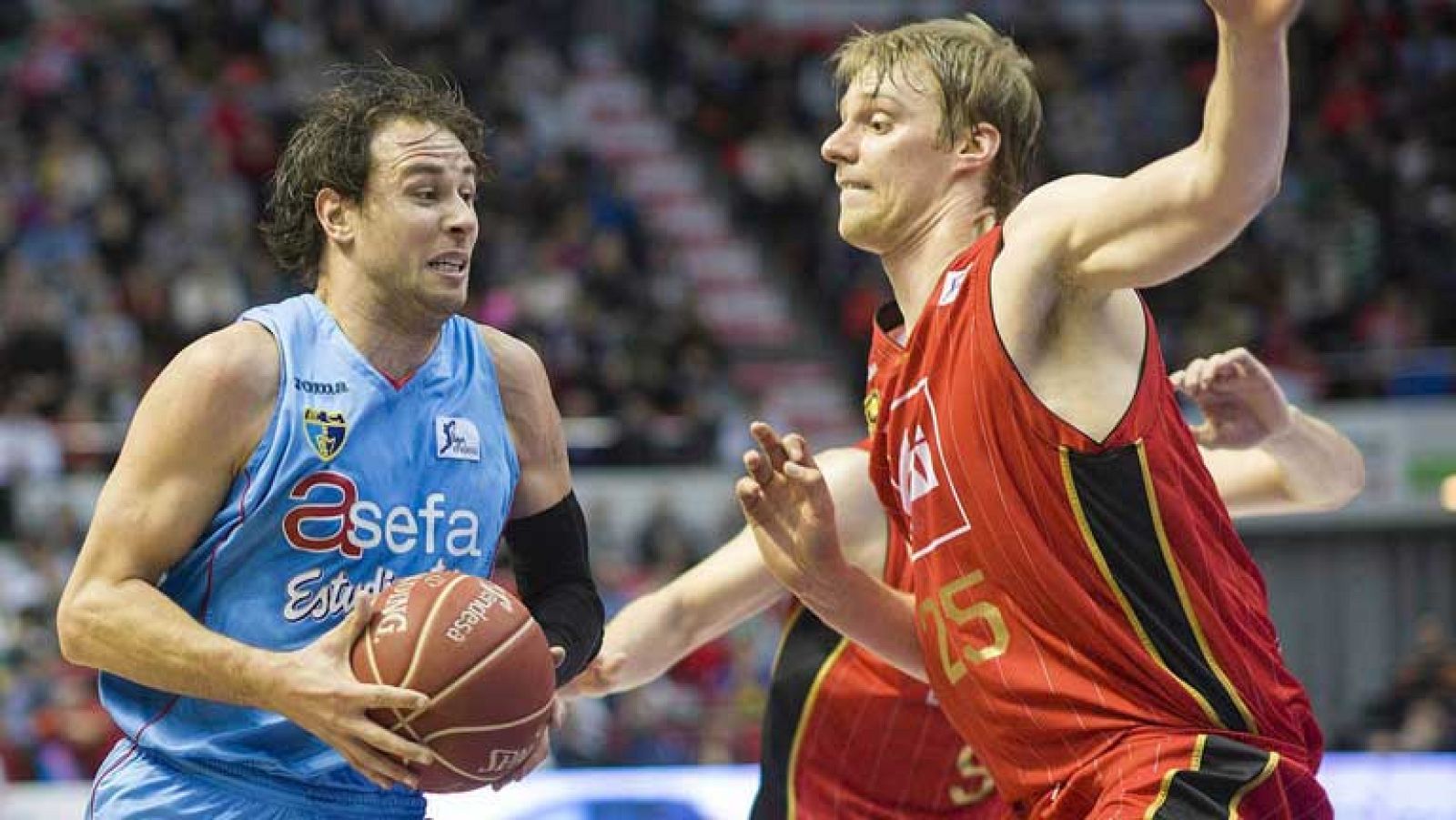 El conjunto colegial iguala al CAI en la clasificación tras una victoria en el Príncipe Felipe, con Carl English y Germán Gabriel como líderes.