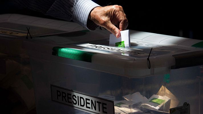 Telediario Fin de Semana - Los chilenos eligen presidente en una cita en la que por primera vez el voto es obligatorio