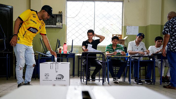 Telediario Fin de Semana - Referéndum en Ecuador: "No hay nada más democrático que preguntar a los ciudadanos", afirma Noboa