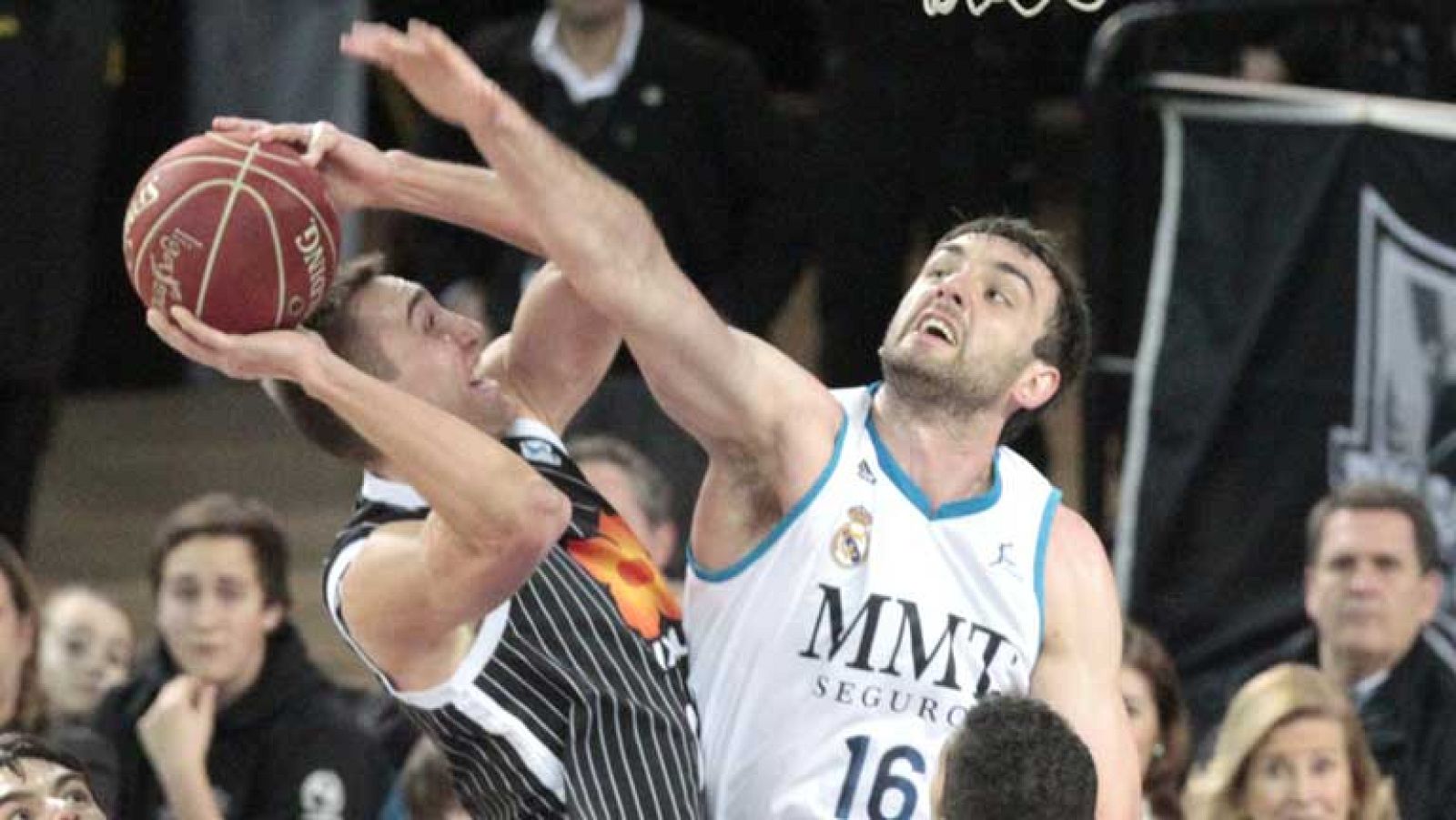 Los madridistas ganaron cada uno de los periodos y reforzaron cada su liderato justo antes de llegar a la Copa del Rey. Mirotic, Llull, Suárez y Reyes, inspirados.