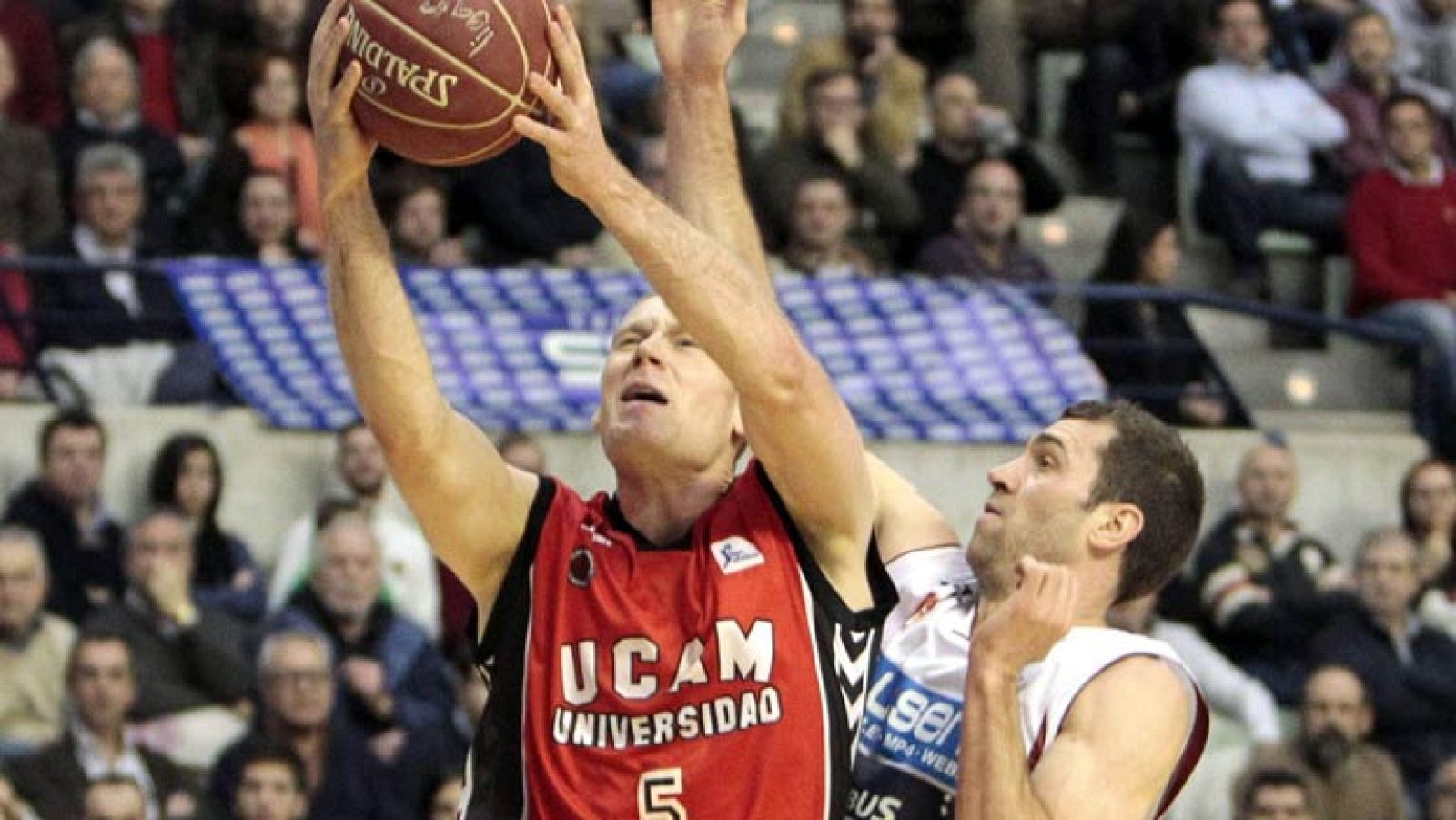 El UCAM Murcia ha logrado su segundo triunfo consecutivo y prosigue su escalada en la tabla al derrotar por 83-77 al Blusens Monbus.
