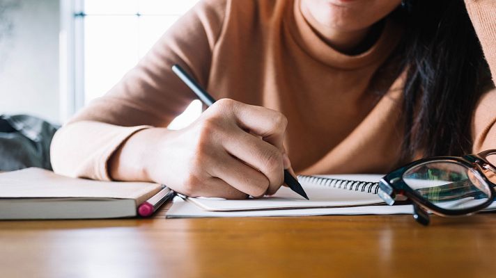 Telediario 1 - Los precios del alquiler llevan a jóvenes a alquilar garajes y sótanos