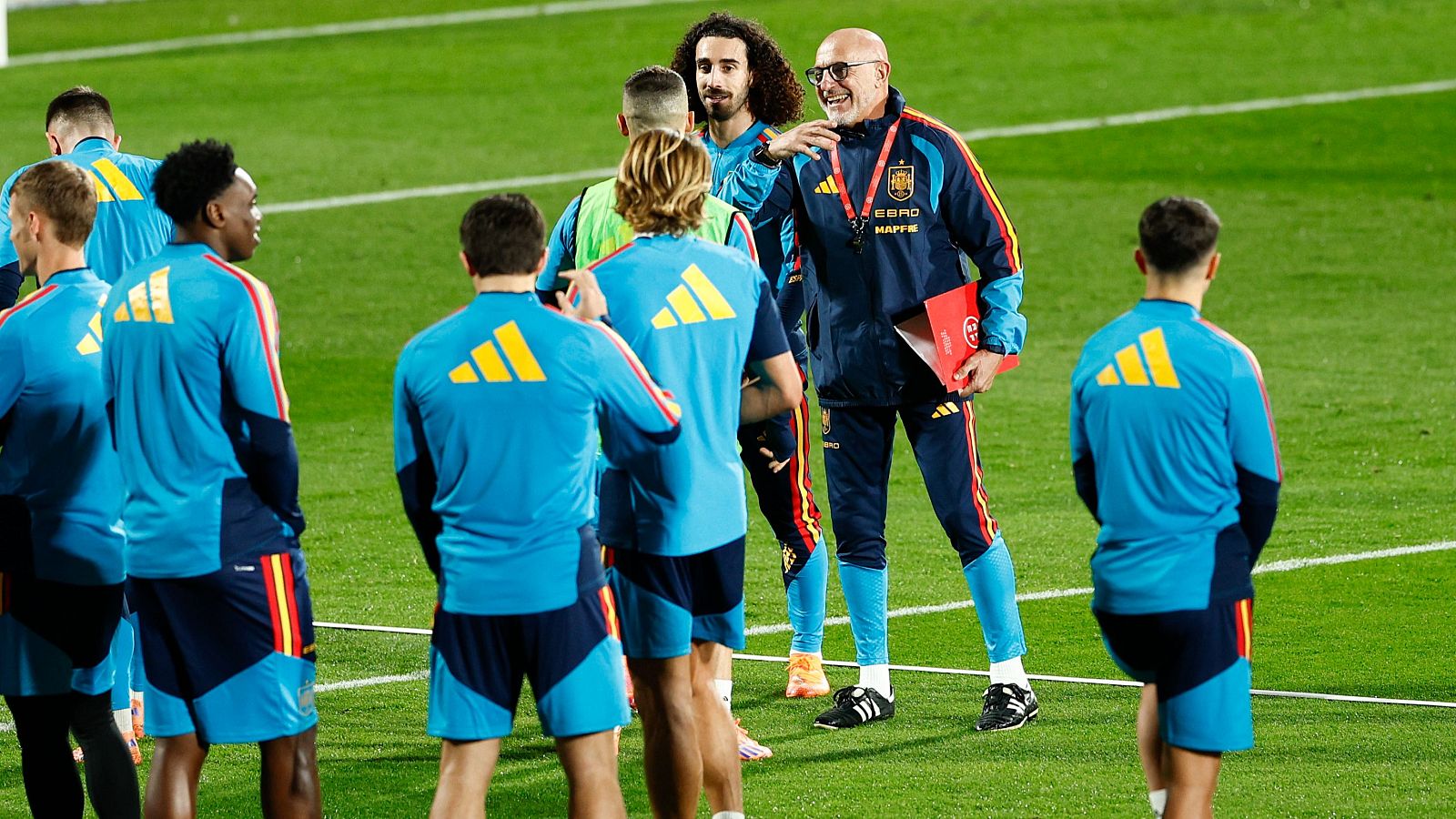 España, pendiente del césped de La Cartuja - Los Deportes de La1 | Ver