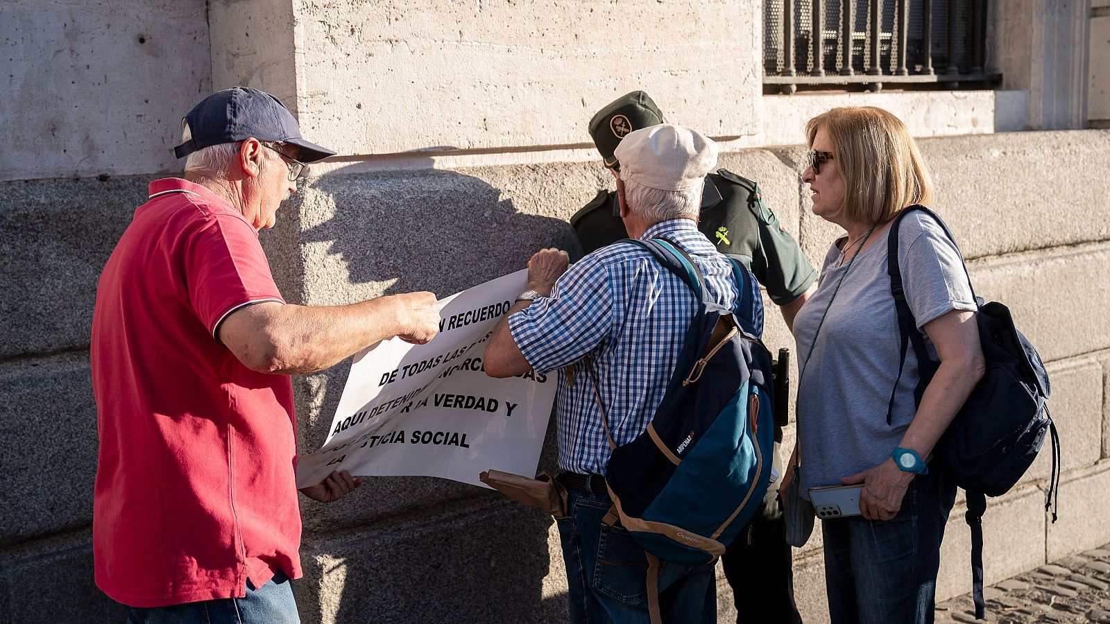 Las heridas que quedan abiertas 50 años después de la muerte de Franco - Telediario 2 | Ver