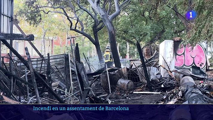 L'Informatiu - Dos ferits i sis barraques cremades en un incendi en un assentament a la Sagrera