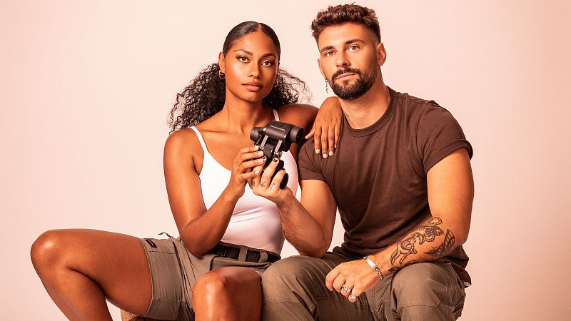 J Kbello y Nia Correia se someten al concurso 'Cosas que aprendí en el fin del mundo'