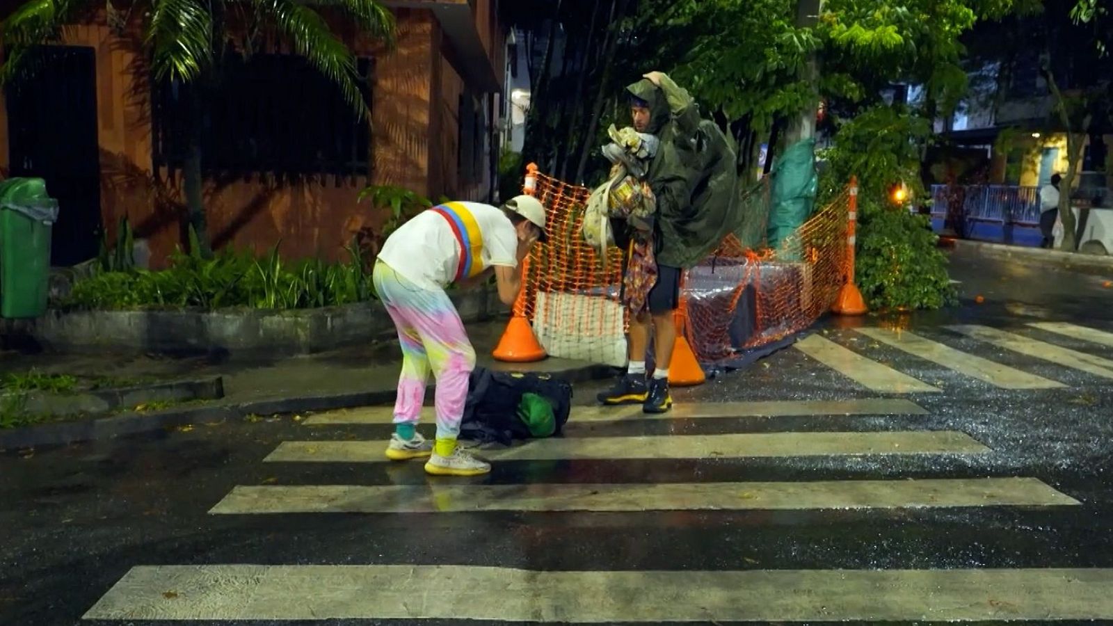 Hasta el fin del mundo - Aldo pierde su ropa de invierno - Hasta el fin del mundo | Ver