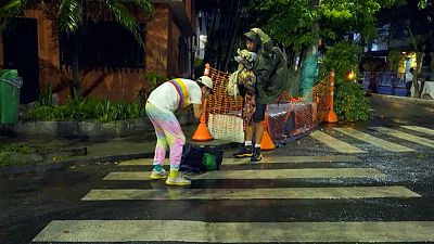 Aldo pierde su ropa de invierno en un barco y no tiene con qué protegerse de la lluvia