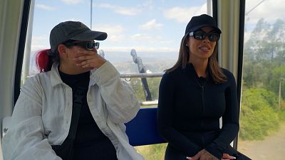 Andrea y Jedet suben a un teleférico en Quito