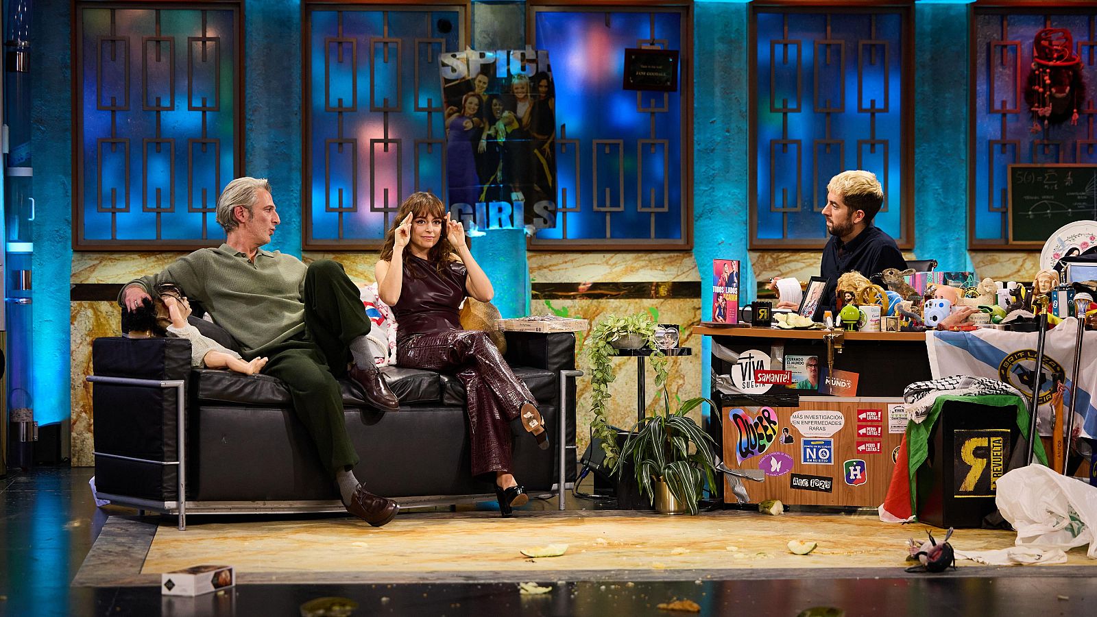 La Revuelta - Ernesto Alterio, Lucía Caraballo y Cayetana Guillén Cuervo en Lengua de signos (19/11/2025) | Ver programa - La Revuelta en lengua de signos | Ver