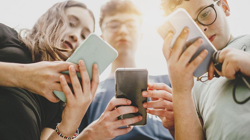 Los menores de 15 años usan menos el teléfono móvil, según el INE - Telediario 2 | Ver