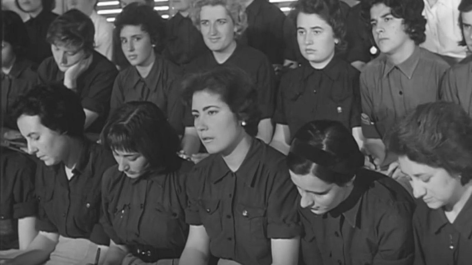 Represión franquista a las mujeres: permisos del marido y un nuevo modelo de feminidad impuesto - Telediario 2 | Ver