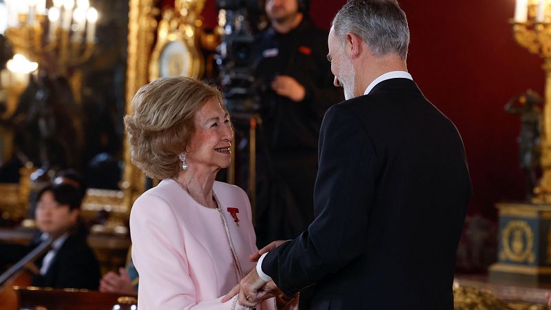Felipe VI impone a la reina Sofía la insignia del Toisón de Oro