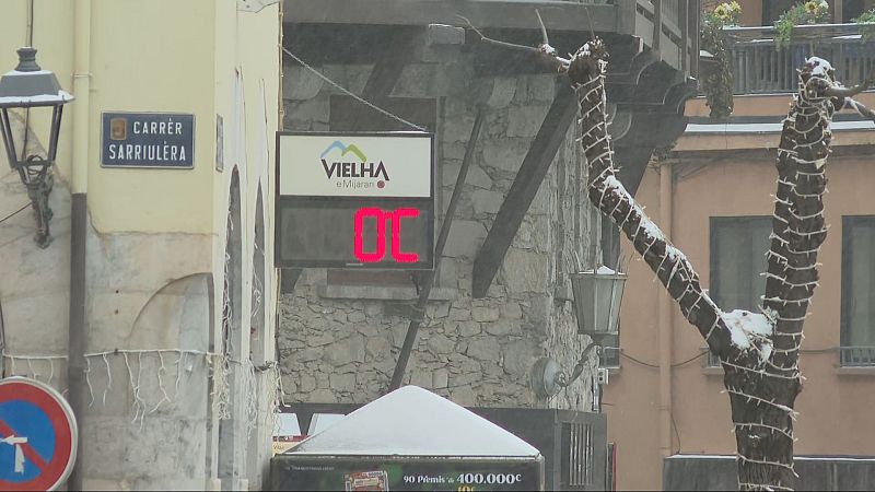 Primera gran nevada al Pirineu: carreteres amb cadenes al Pallars Sobirà i la Vall d’Aran