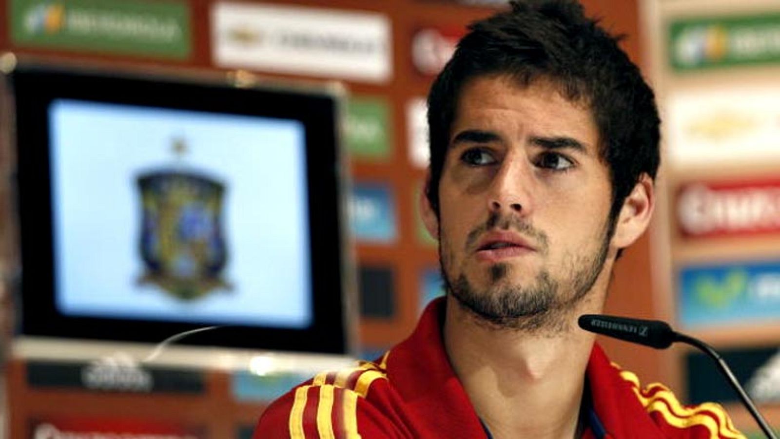 Isco Alarcón, centrocampista del Málaga, desveló en su primera rueda de prensa con la selección española absoluta que se enteró de la llamada de Vicente del Bosque por "un whatssap" de su madre. El jugador español César Azpilicueta, que podría debuta