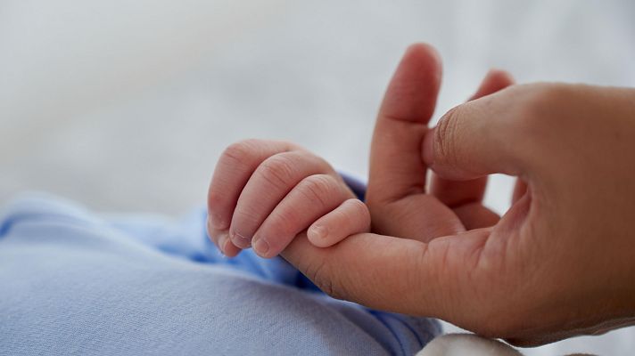 Telediario Fin de Semana - La pirámide poblacional en España se está invirtiendo: tenemos menos hijos y más tarde