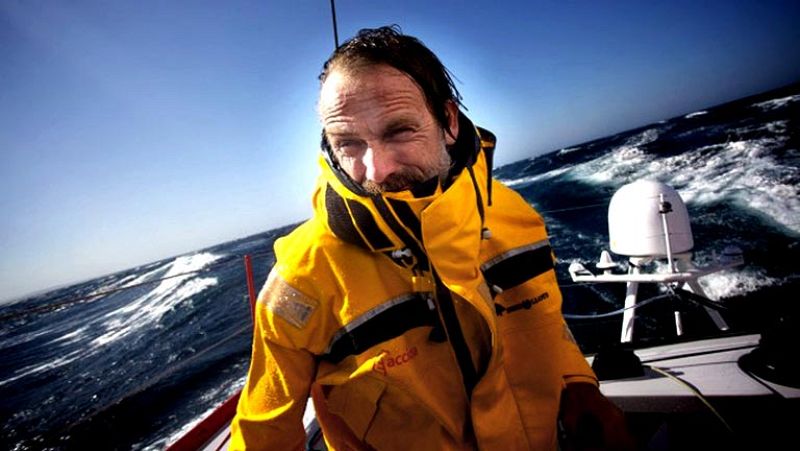 El regatista español Javier Sansó, que tuvo que ser rescatado la pasada noche en helicóptero tras volcar con su velero 'Acciona", llegó a una de las islas del archipiélago de las Azores y se encuentra bien, tras ser sometido a examen médico. Los orga