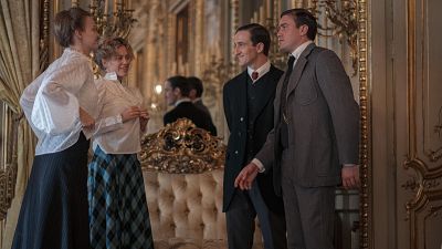 El duque de Orleans conoce a Bee, la prima de Ena