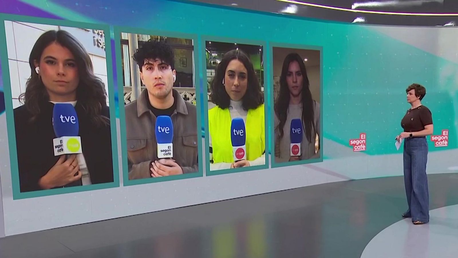 En un estudi modern, Cristina Villanueva, presentadora, està de peu amb papers a la mà, mentre que darrere seu, quatre pantalles mostren col·laboradors del programa amb micròfons.