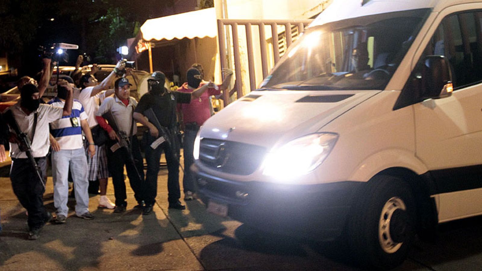 Desconocidos armados violan a siete turistas españolas en México