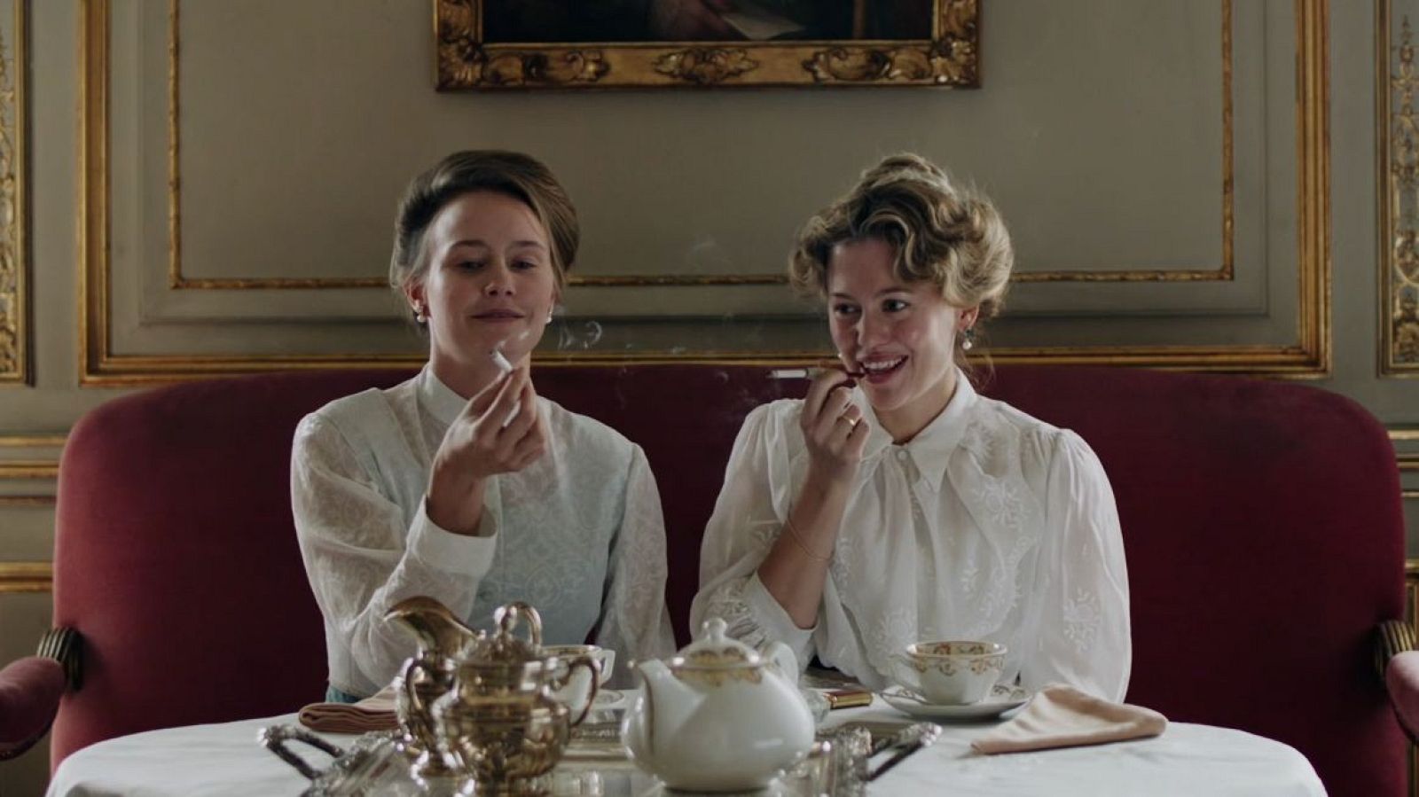 Ena - Las costumbres de Ena con su prima Bee - ENA. La reina Victoria Eugenia | Ver