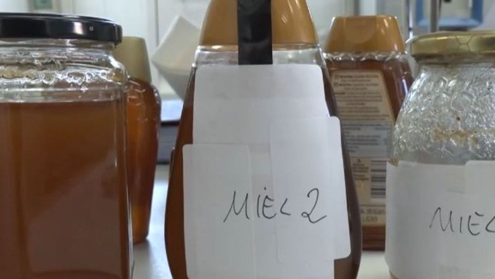 Te enseñamos a diferenciar la miel buena de la mala - Directo al grano | Ver