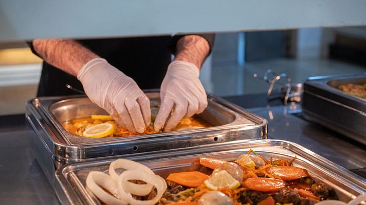 L'Informatiu - Menjar fora a Catalunya ja costa 15,4 euros de mitjana