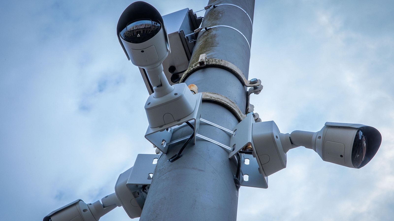 Decenas de cámaras de seguridad vigilan Santa Eugènia, Mallorca - Telediario 1 | Ver