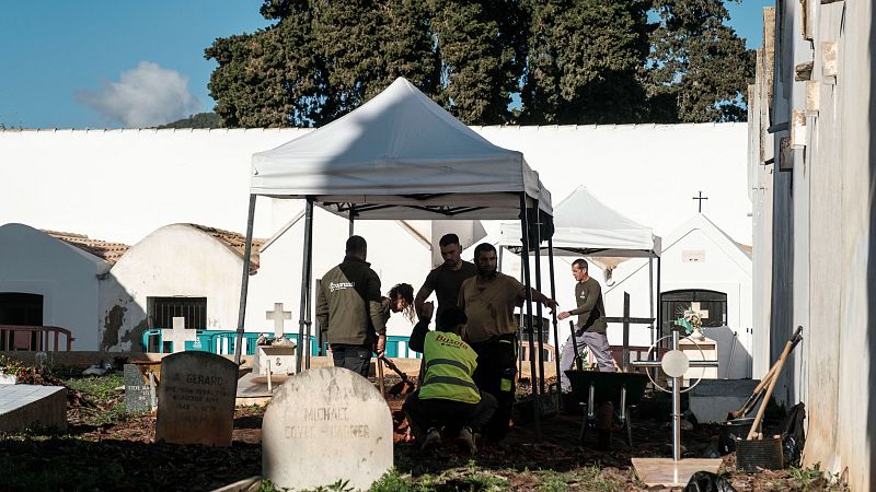 Comienzan las excavaciones del V plan de fosas en el cementerio de Figueretes en Eivissa / Ibiza | Ver ahora