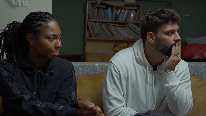 Hasta el fin del mundo - Nía y J Kbello reciben refugio de un conductor de autobuses