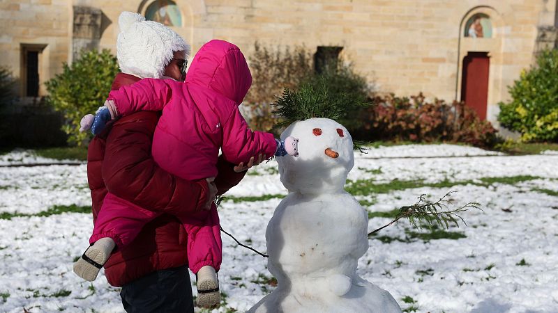 Nieve, vientos y olas activan este miércoles los avisos en nueve provincias