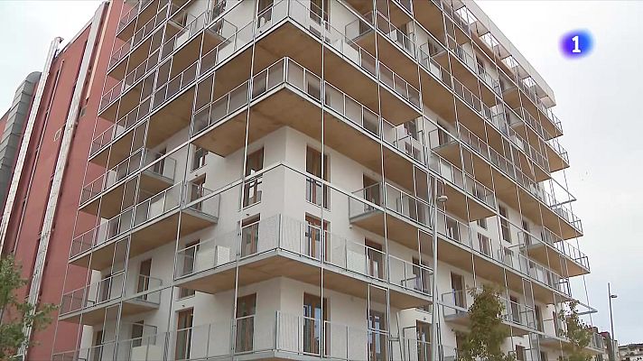 L'Informatiu - El Govern compra 1.064 pisos d’InmoCaixa per ampliar el parc públic