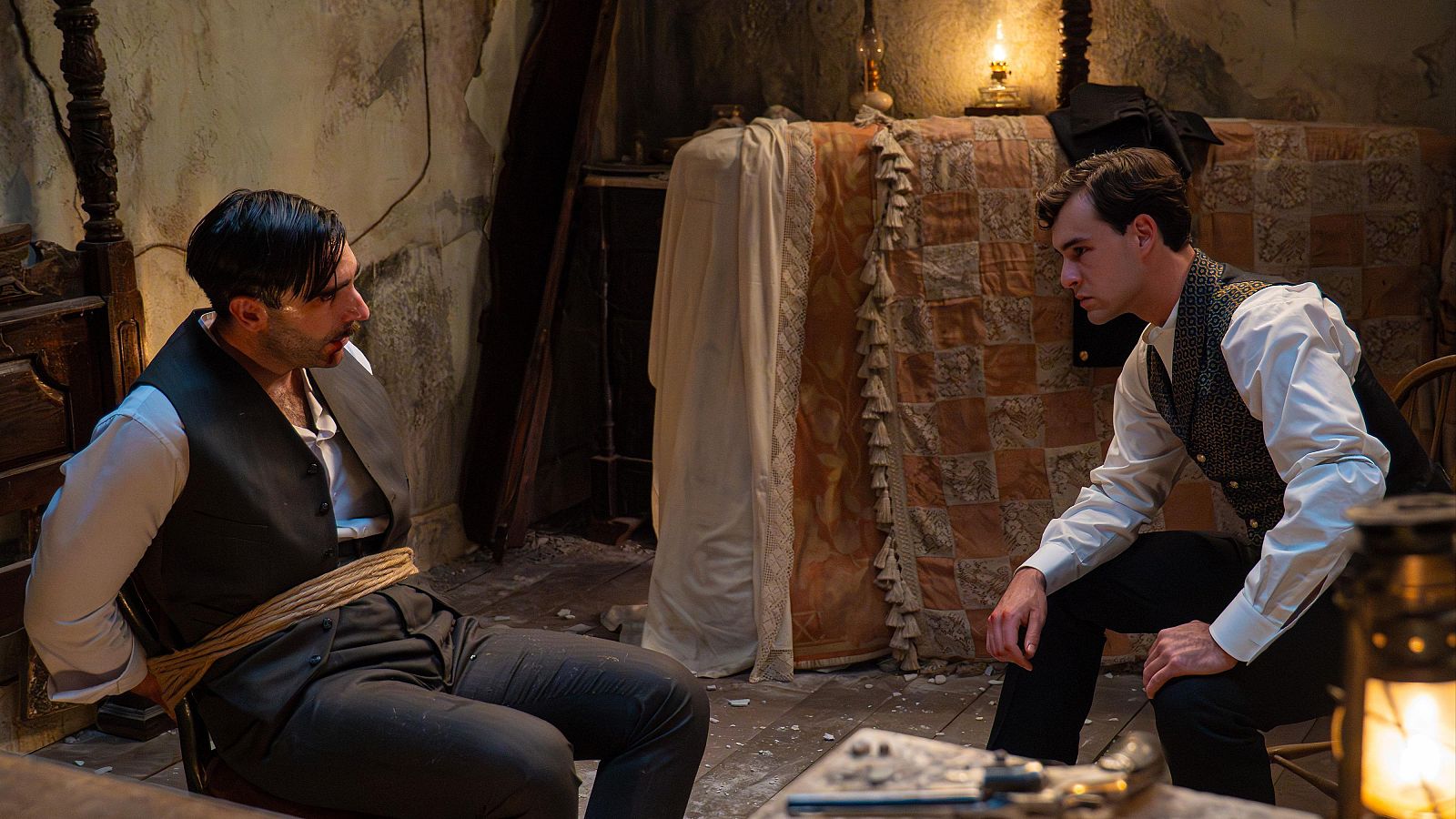 La Promesa: Lorenzo se sincera con Curro sobre el pasado - La promesa | Ver